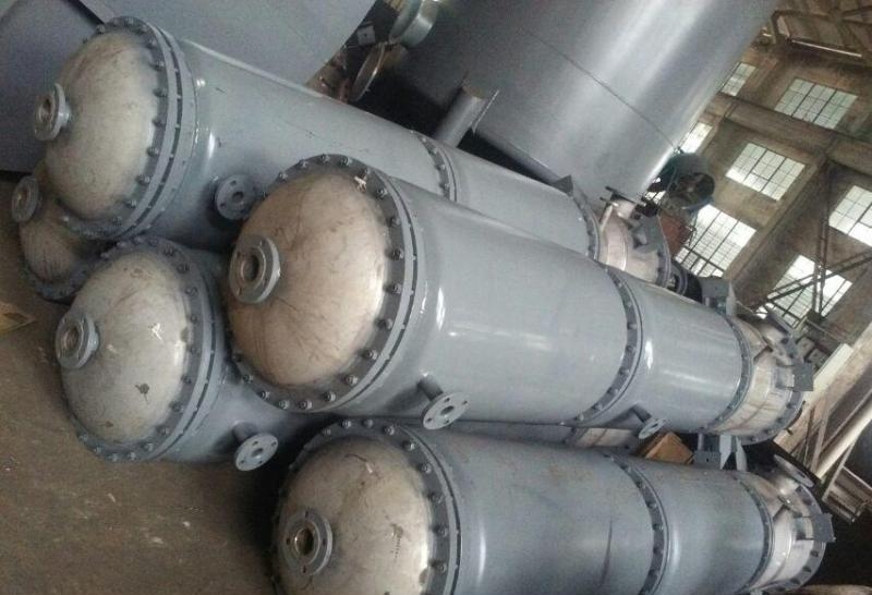 刮板式薄膜蒸發器的原理: 刮板式薄膜蒸發器的原理: